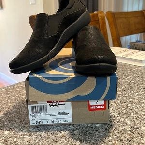 Clarks Cloud steppers